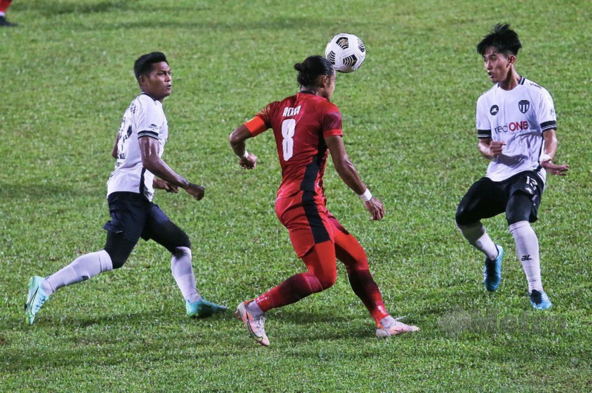 Penyerang NSFC, Zaquan Adha (tengah) menanduk bola sambil dicabar pemain TFC II dalam saingan Liga Perdana di Stadium Sultan Ismail Nasiruddin Shah. FOTO Ghazali Kori