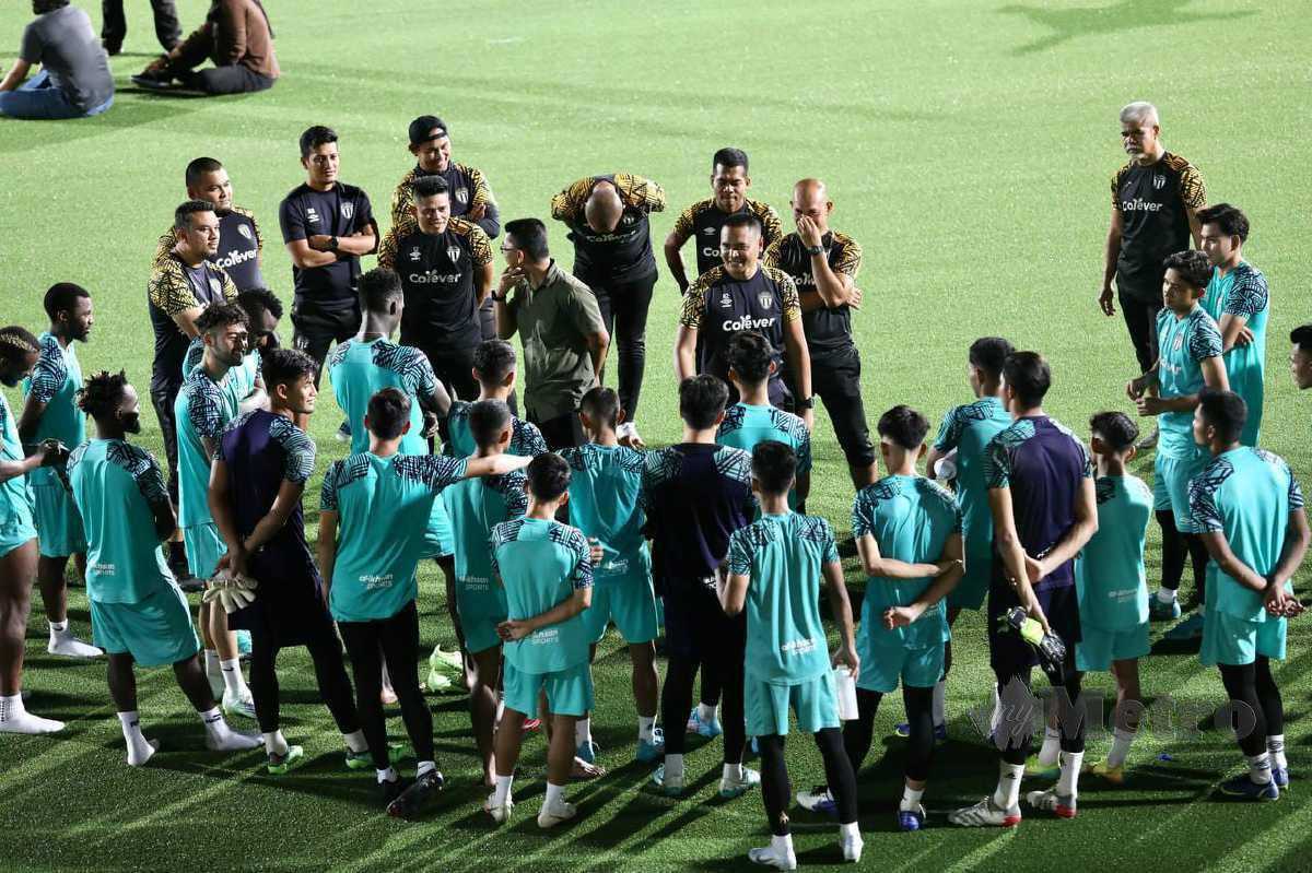 NAFUZI Zain ketika sesi latihan bersama pemain menjelang perlawanan akhir Piala FA. FOTO Ghazali Kori