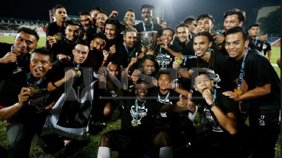  SKUAD TFC II meraikan kejayaan muncul juara Piala Cabaran 2018.