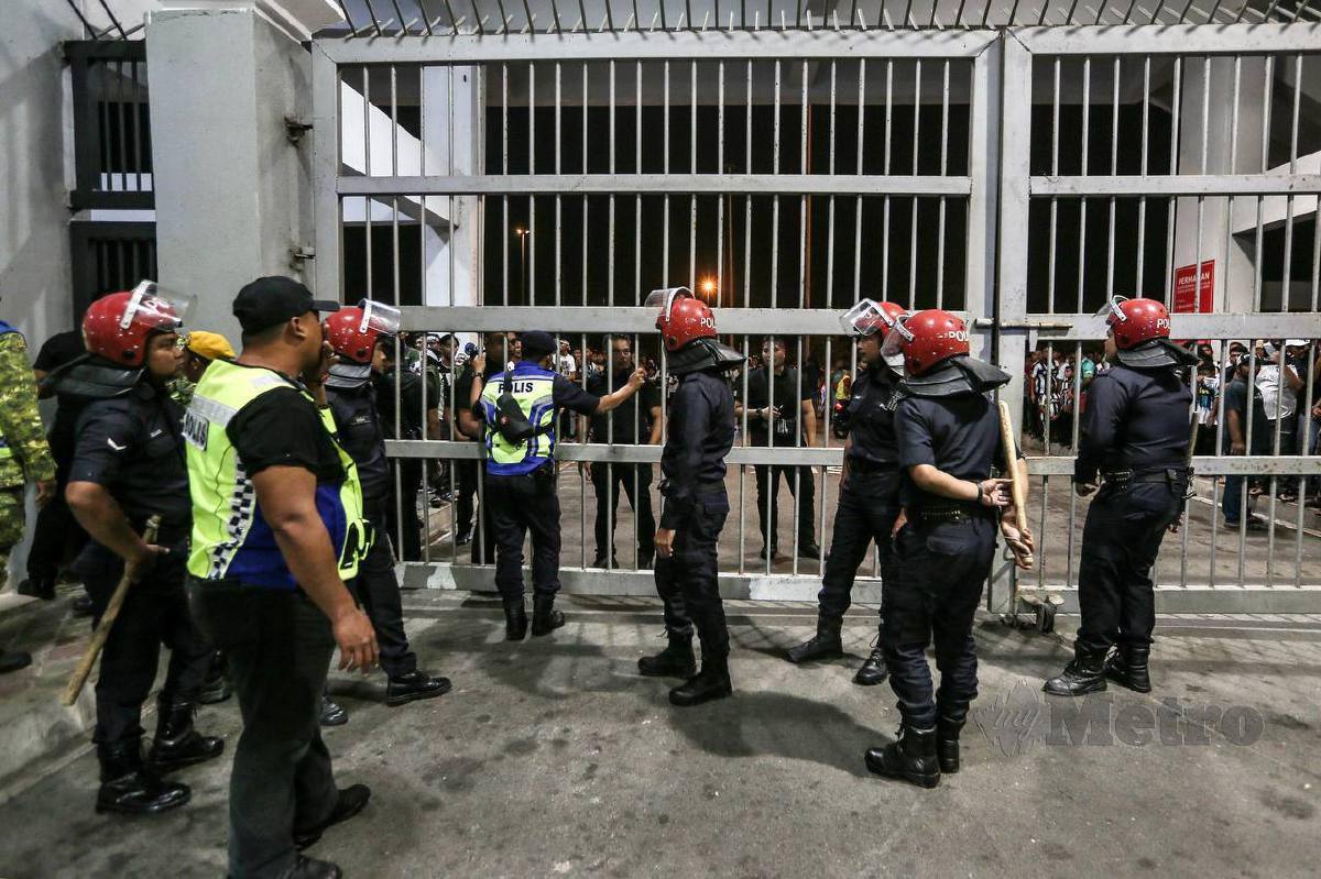 Anggota PDRM bersama anggota FRU mengawal keselamatan di pintu masuk utama stadium. -FOTO Ghazalo Kori 