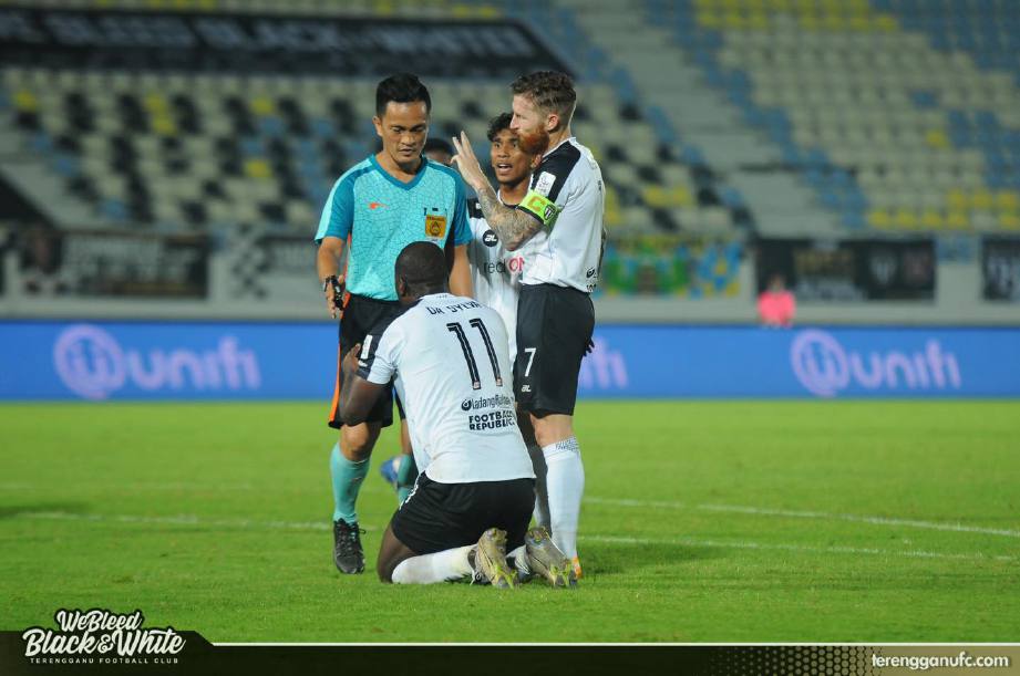 BARISAN pemain TFC memperkatakan sesuatu kepada pengadil. FOTO Terengganu Football Club 
