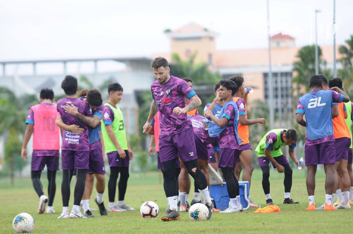 BARISAN pemain TFC akan mengadakan perlawanan persahabatan di Johor. FOTO FB TFC