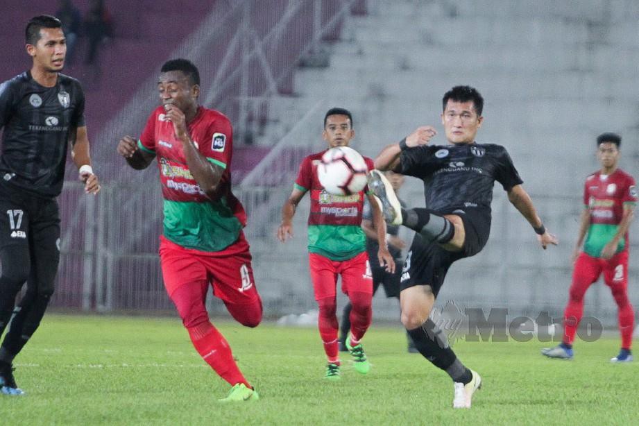 TFC (jersi hitam) terpaksa bangkit sebelum menundukkan Kelantan United pada pusingan ketiga, kelmarin. — FOTO Syamsi Suhaimi