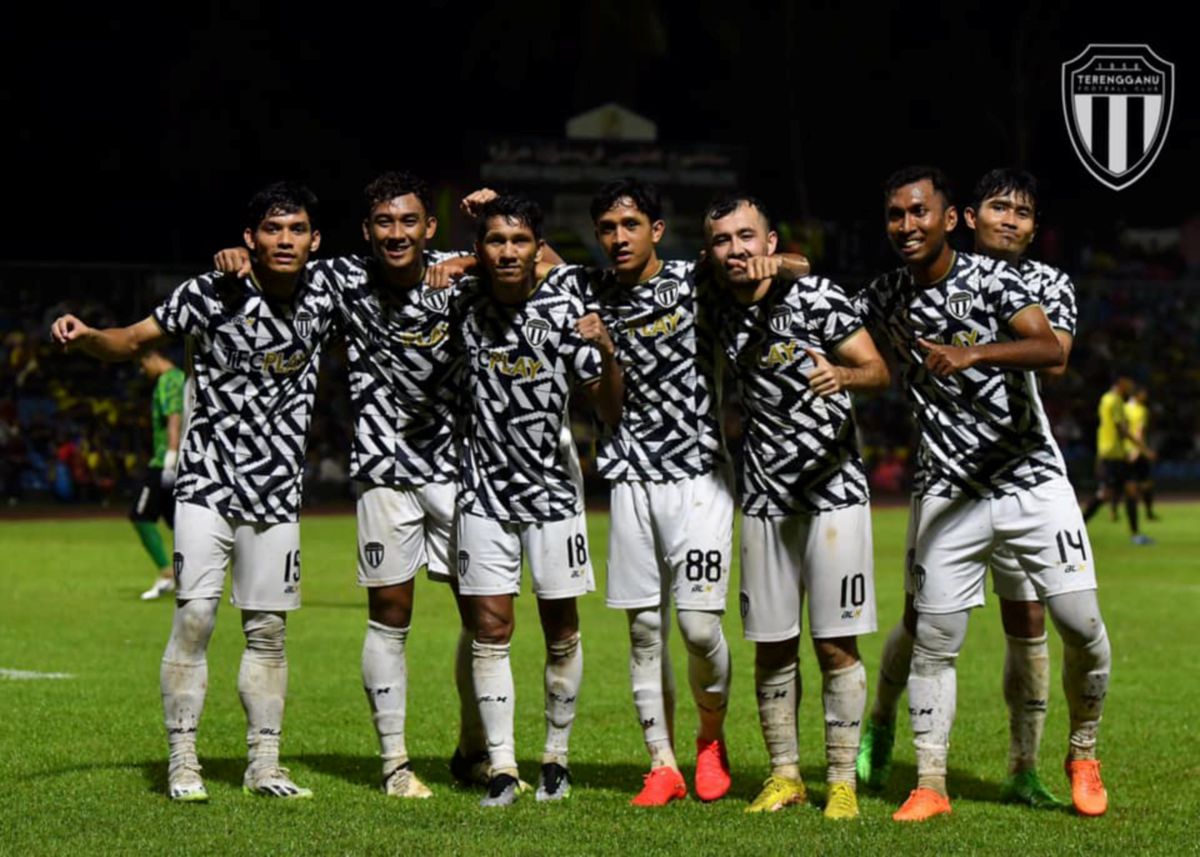 BARISAN pemain TFC meraikan kejayaan mereka menewaskan Sri Pahang. FOTO IHSAN TFC