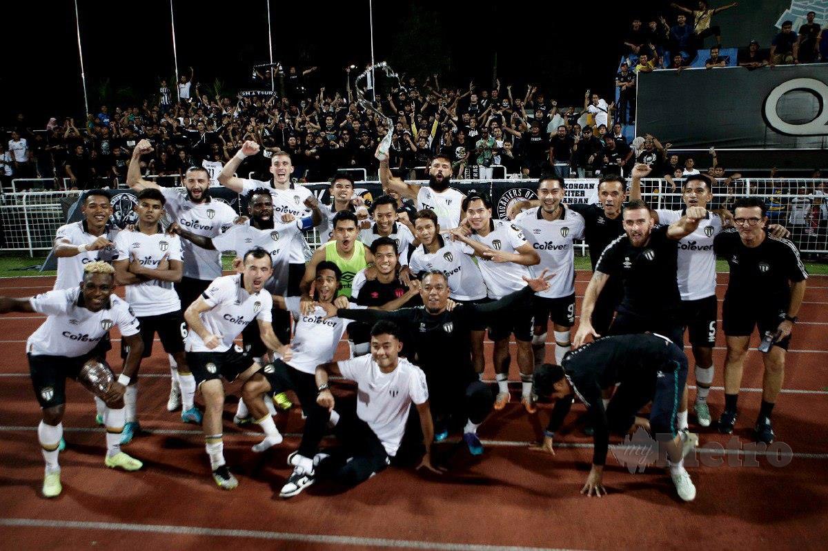 PASUKAN Terengganu FC meraikan kejayaan menewaskan pasukan Selangor FC pada perlawanan suku akhir kedua untuk mara ke separuh akhir Piala Malaysia. FOTO AIZUDDIN SAAD