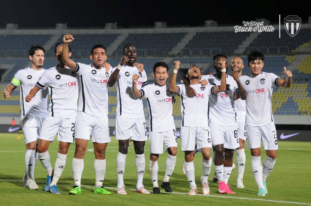 BARISAN pemain TFC meraikan kejayaan menewaskan Perak FC. FOTO FB Terengganu FC