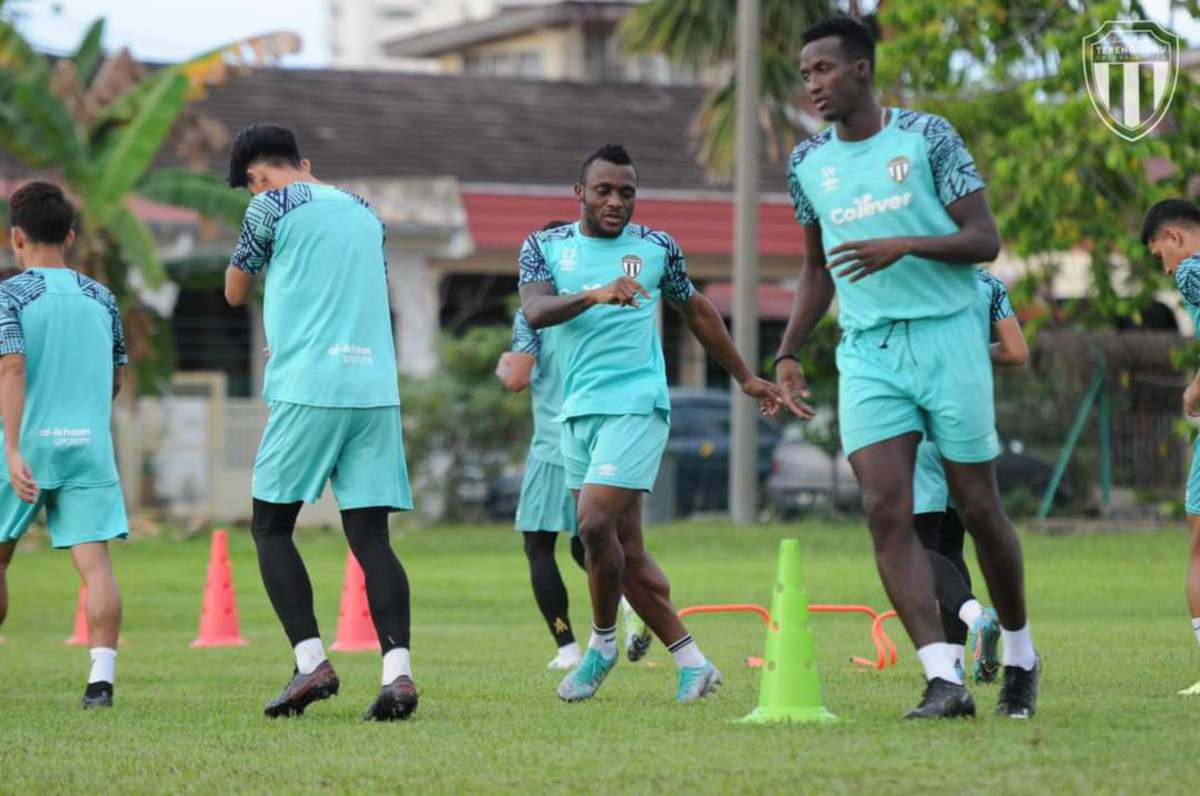 PEMAIN Terengganu FC giat menjalani latihan menjelang pertemuan dengan KL City FC di Stadium Bolasepak Kuala Lumpur, malam esok. FOTO TFC
