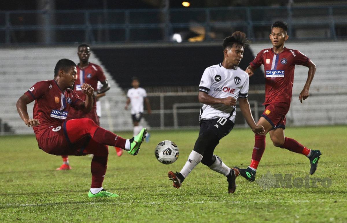 PEMAIN Terengganu FC II, Syafik Ismail (dua kanan) diasak pemain PDRM FC, Afiq Azuan (kiri)  pada aksi perlawanan Liga Perdana di Stadium Sultan Ismail Nasiruddin Shah. FOTO Ghazali Kori
