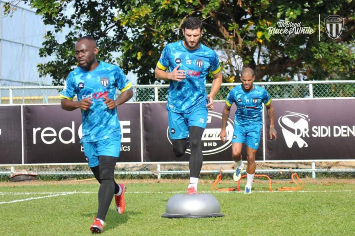 Pemain kelahiran Ivory Coast, Dechi Marcel (kiri) bakal menggantikan Petrus Shitembi yang terpaksa dilupakan kerana mengalami kecederaan serius. FOTO Ihsan TFC