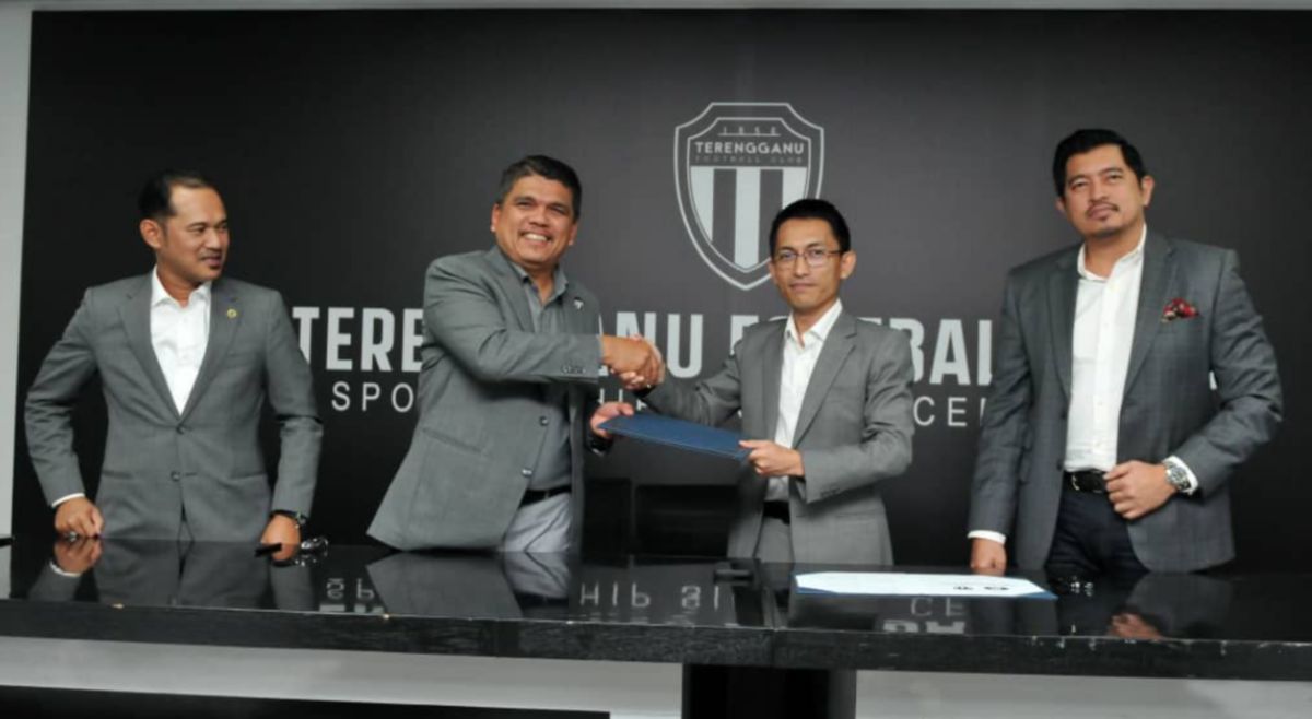 AB Rasid (dua kiri) bertukar dokumen perjanjian dengan Pengarah Urusan Sasoakai Resources, Syed Ahmad Anas Engku Kelana Diraja di pejabat TFC hari ini. FOTO  TFC 
