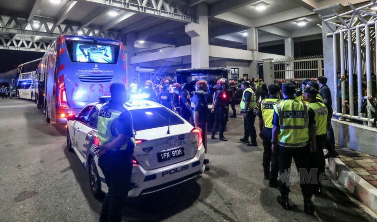 POLIS  dan  anggota FRU mengawal keselamatan di pintu masuk utama stadium selepas sebahagian penyokong Terengganu FC  tidak berpuas hati dengan mutu pengadilan ketika menentang JDT. FOTO Ghazali Kori.