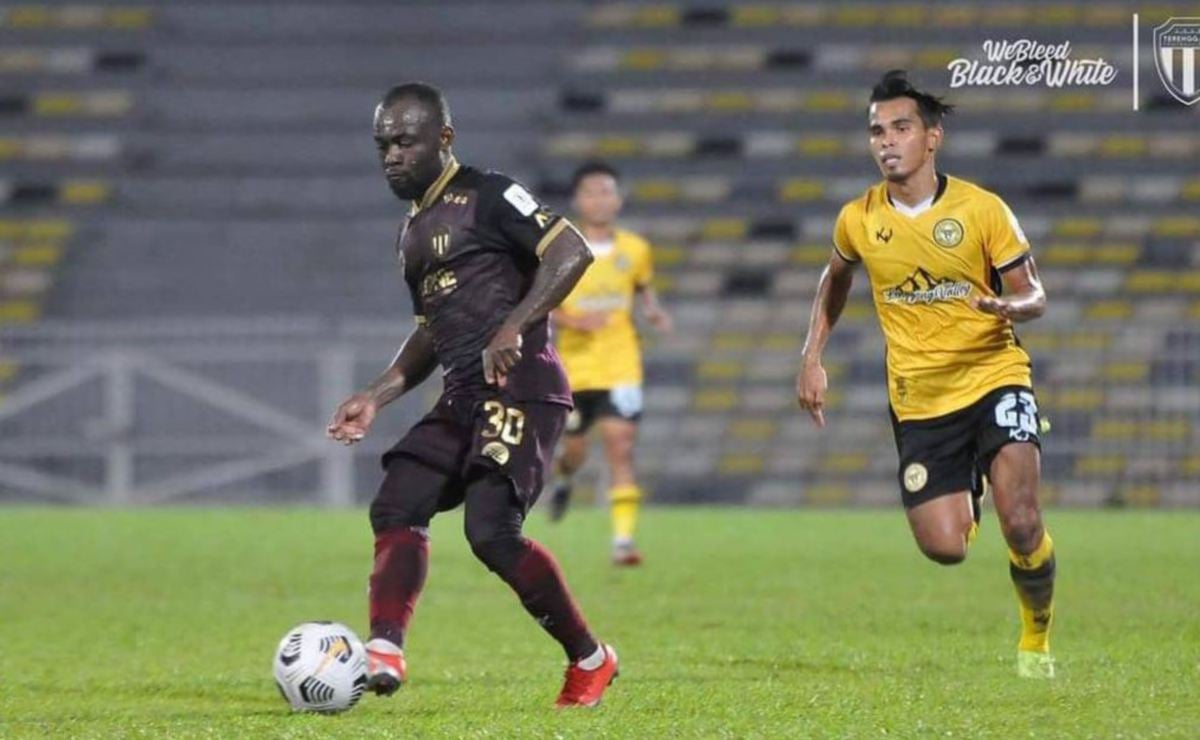 AKSI  Marcel (kiri) ketika TFC bertemu Perak FC  di Ipoh. - FOTO   FB TFC 