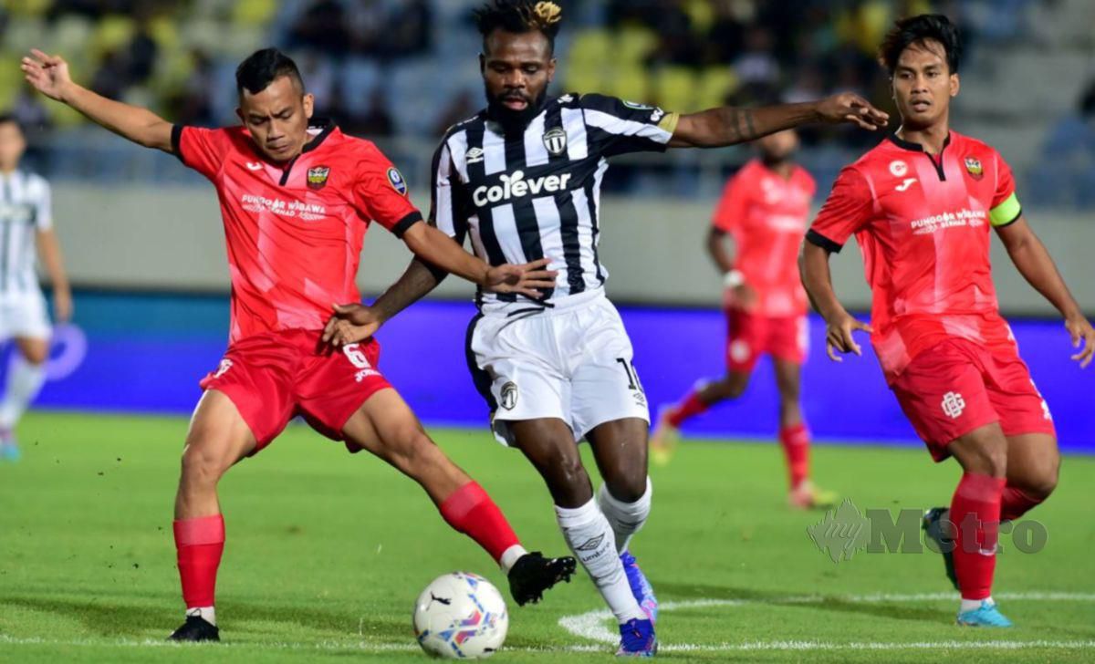 HABIB  diasak pemain Sarawak United FC, Norman Angkun. FOTO Ghazali Kori