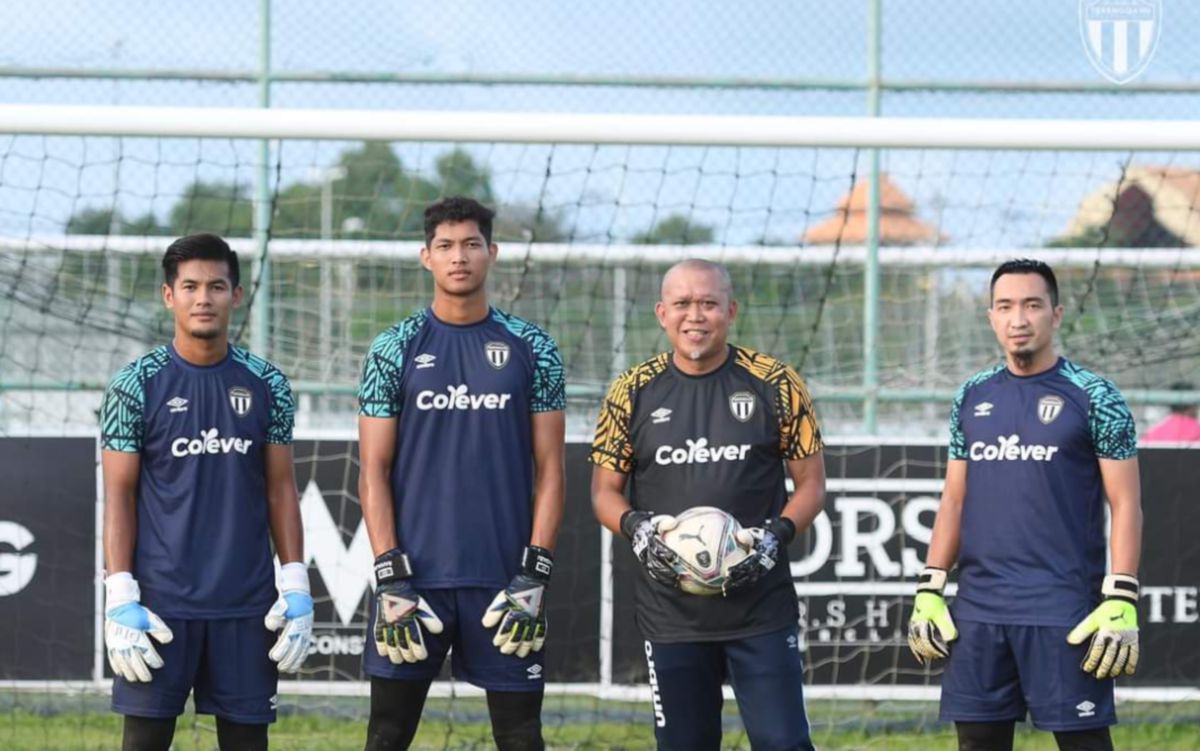 PENJAGA  gol Terengganu FC musim ini bermula dari kiri, Suhaimi, Rahadiazli dan Shamirza bersama jurulatih penjaga gol, Mohd Yazid Mohd Yassin (dua kanan). FOTO  TFC