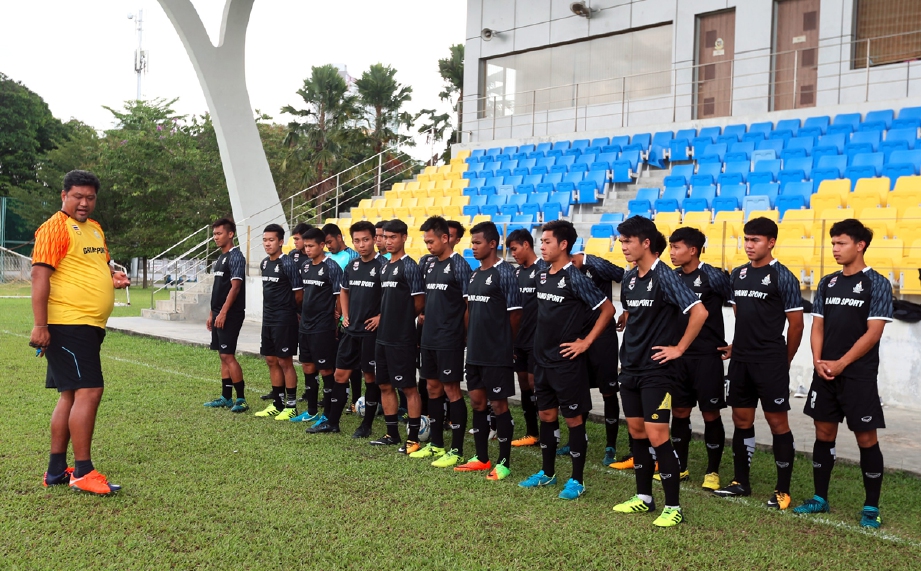 Ketua jurulatih Thailand, Worrawoot Srimaka (kiri) memberi arahan kepada pemainnya ketika latihan di padang Mindef, Kuala Lumpur, hari ini. - Foto HAIRUL ANUAR RAHIM