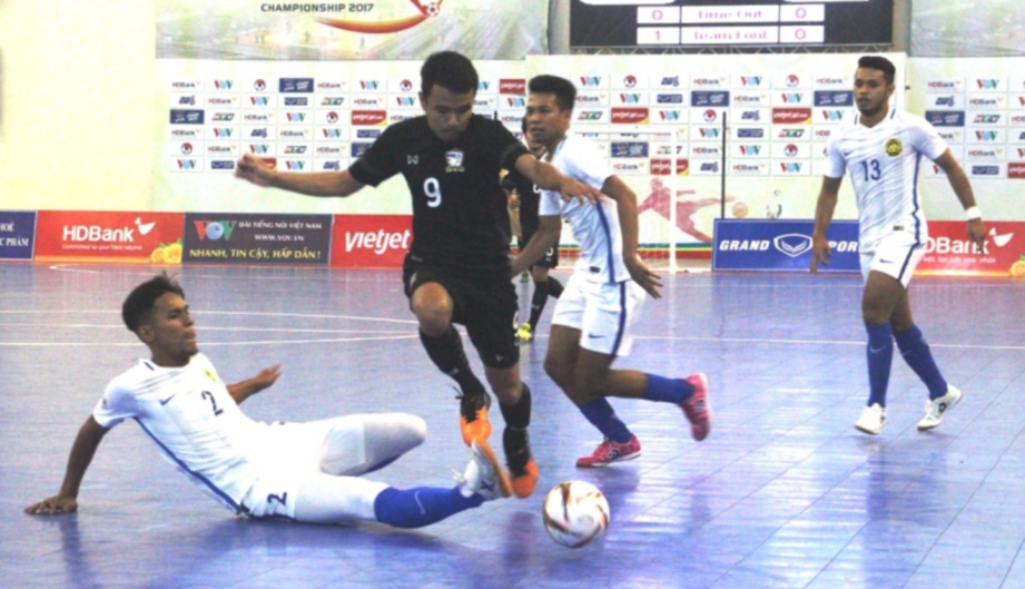 AKSI Malaysia (jersi putih) menentang Thailand  pada Kejohanan Futsal AFF 2017 di Ho Chi Minh, Vietnam hari ini.