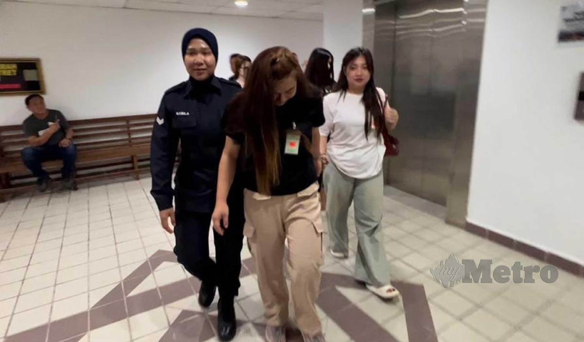 SERAMAI 14 wanita warga Thailand didenda RM700 setiap seorang di Mahkamah Majistret Kuala Terengganu selepas  mengaku bersalah menyalahgunakan pas lawatan sosial untuk bekerja sebagai pelayan di pusat hiburan. FOTO Zatul Iffah Zolkiply