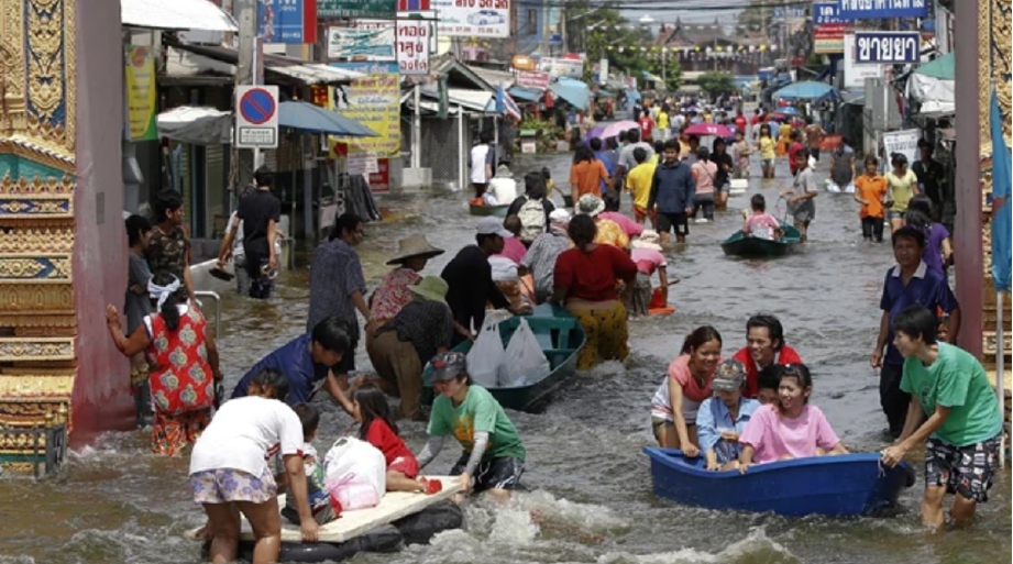 Banjir yang melanda wilayah Ayutthaya, semalam. - Foto REUTERS