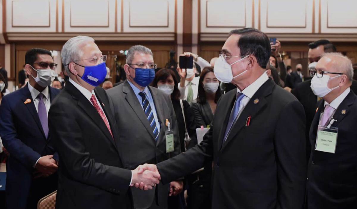 ISMAIL Sabri (kiri) bertemu dan bertukar pandangan dengan Prayut Chan-o-cha, di Persidangan ke-27 Nikkei Future of Asia di Tokyo. FOTO Facebook Ismail Sabri Yaakob 