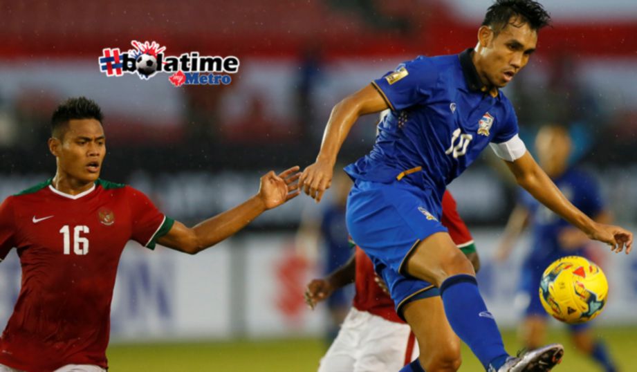 Thailand's Teerasil Dangda (10) attempts to control the ball as Indonesia's Fachrudin Aryanto watches during the AFF Cup 2016 Group A final round at the Philippine Sports Arena in Bocaue township, Bulacan province, Philippines. Thailand defeated Indonesia 4-2 with Teerasil scoring three goals for Thailand. FOTO AP 
