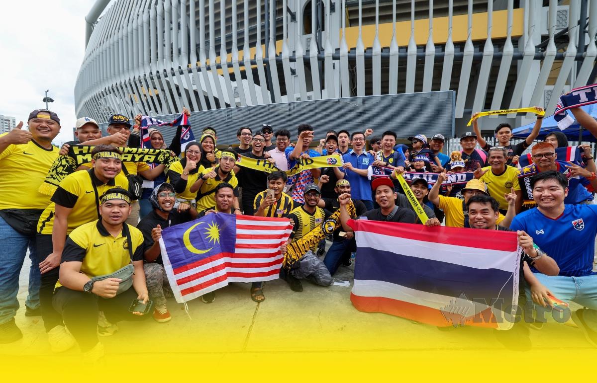 PENYOKONG Malaysia dan penyokong Thailand bergambar bersama ketika hadir  menyaksikan perlawanan separuh akhir pertama Piala AFF di Stadium Nasional Bukit Jalil.