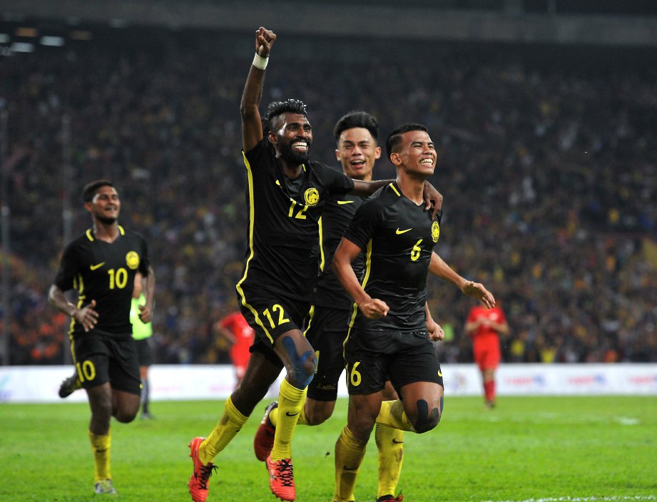 N. Thanabalan (dua dari kiri) meraikan gol kedua pada perlawanan menentang Singapura di Stadium Shah Alam, semalam.
