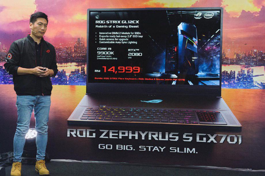 PENGURUS Negara ASUS ROG Leo Tseng bersama model Zephyrus S GX701. FOTO ihsan ASUS 