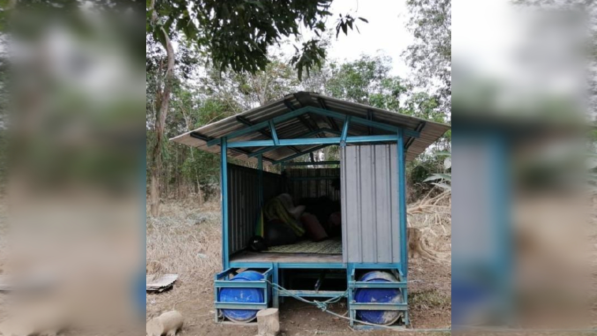 KABIN terapung yang dibuat Zahari Lambak untuk ibunya. FOTO BERNAMA