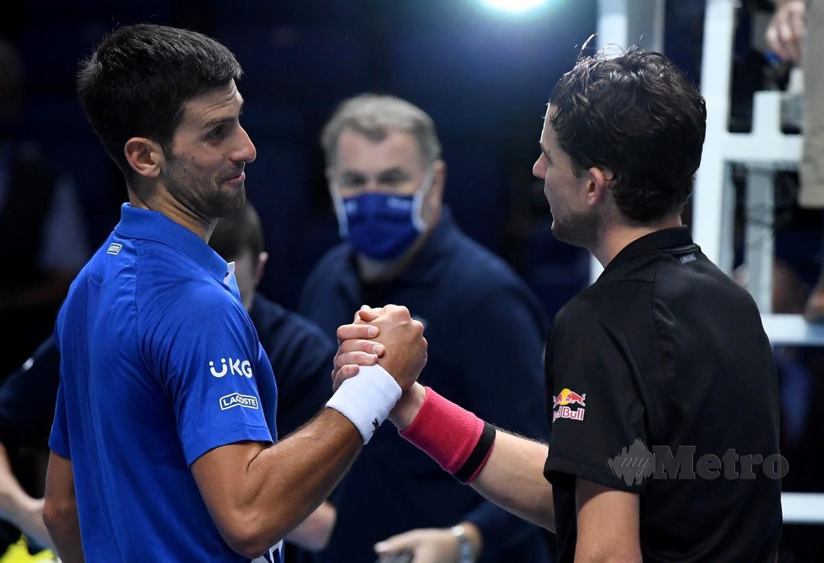 Dominic Thiem (kanan) kalahkan Djokovic untuk ke final ATP Finals. FOTO Agensi  