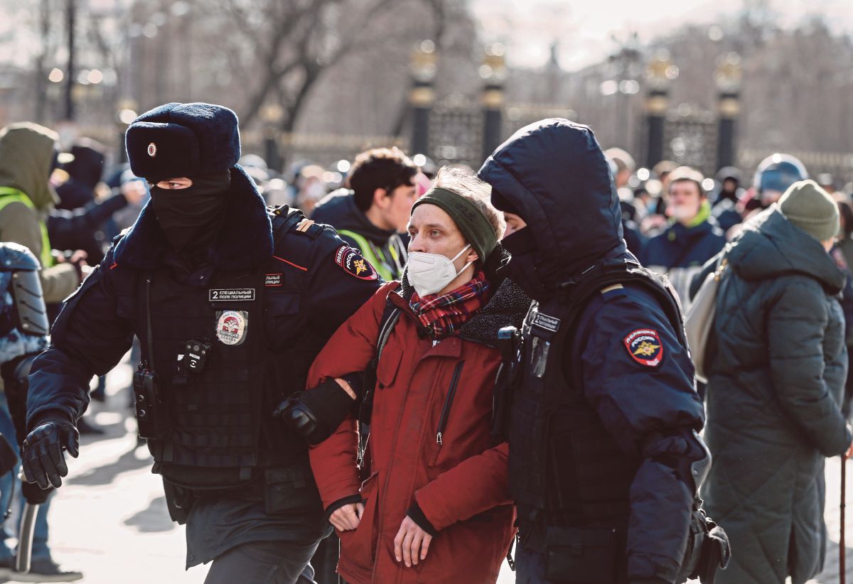 POLIS Rusia menahan peserta demonstrasi membantah pencerobohan negara itu di Ukraine. FOTO EPA 