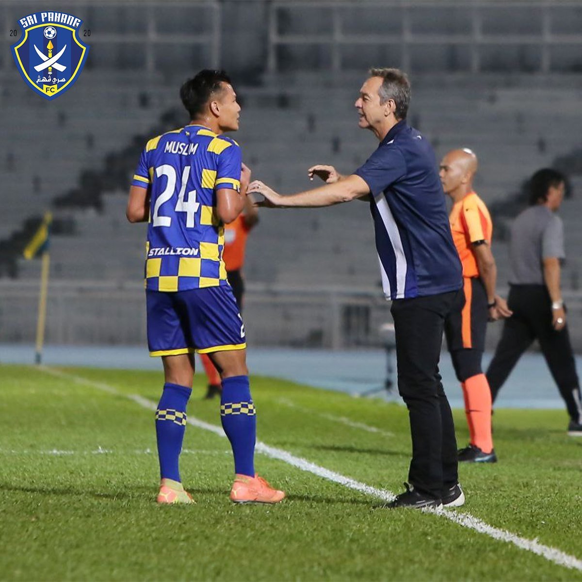 DOOLEY (kanan) menjadi penasihat pasukan bawah 21 tahun Pahang. FOTO FB Sri Pahang FC