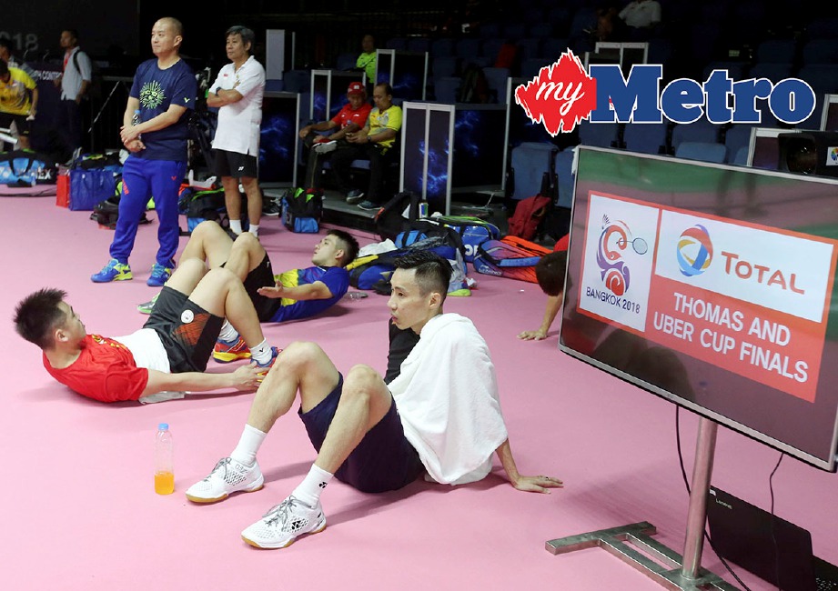 CHONG Wei (kanan) bersama para pemain membuat senaman menyejukkan badan selepas menjalani latihan persiapan Piala  Thomas di IMPACT Arena, Bangkok. -Foto MOHD YUSNI ARIFFIN