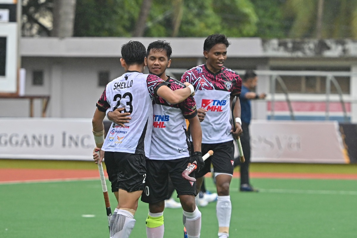 PEMAIN pasukan Hoki Terengganu (THT), Fazal Saari (tengah) meledak gol pertama pasukannya pada aksi Liga Hoki Malaysia di Stadium Hoki Batu Buruk, petang ini. FOTO THT