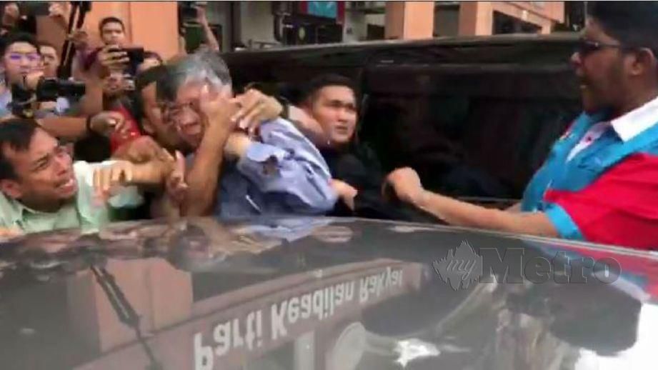 Tian Chua diserang ketika mahu meninggalkan Ibu Pejabat PKR. FOTO 