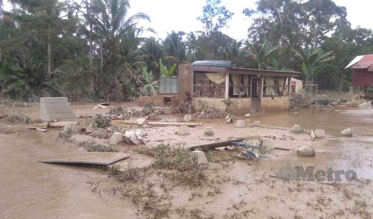 HANYA tinggal batu tiang rumah selepas kediaman Azzurina dihanyutkan banjir di Kampung Puom pada 18 Disember lalu. FOTO Abnor Hamizam Abd Manap