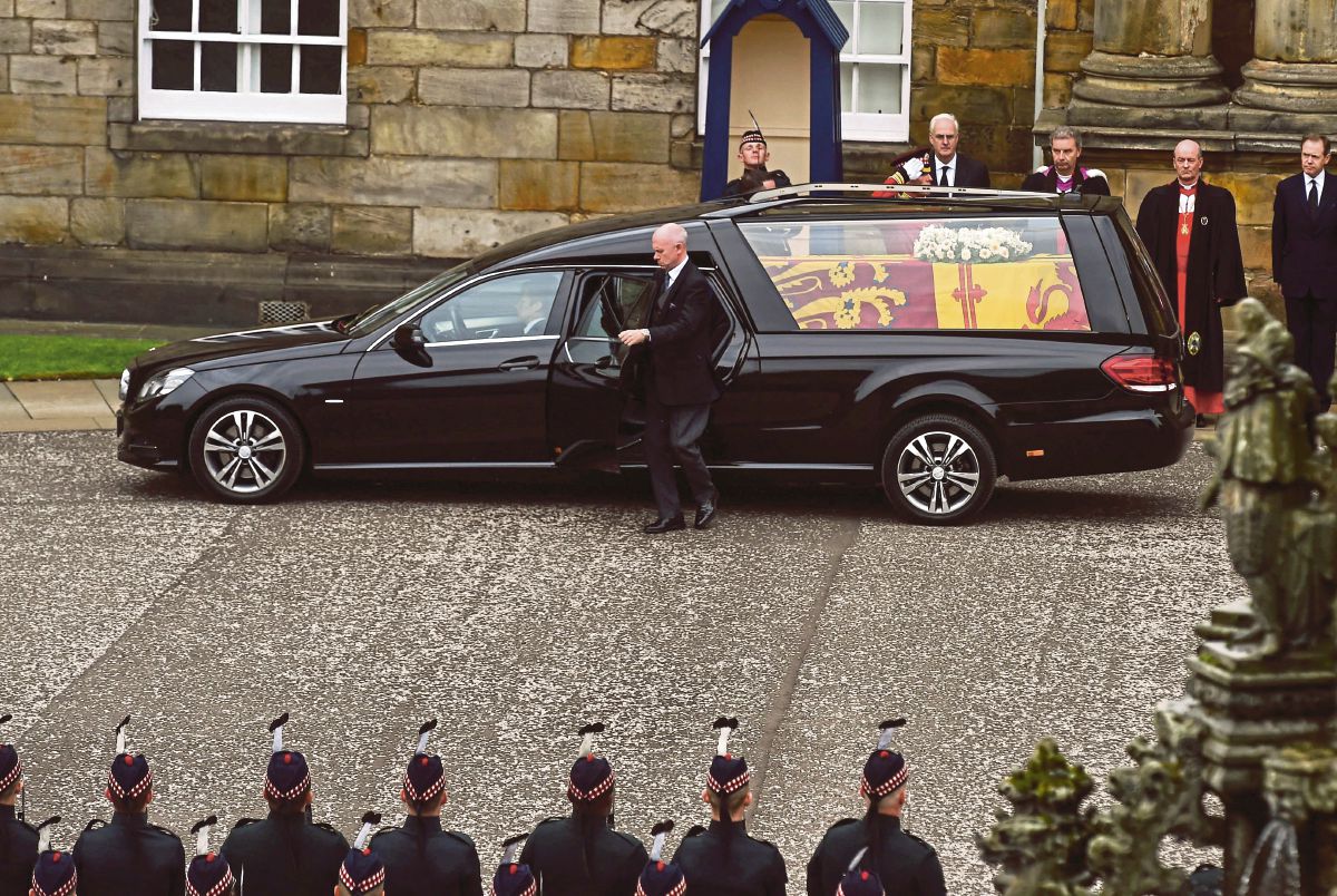 KENDERAAN membawa keranda mendiang Ratu Elizabeth II tiba di Istana Holyroodhouse. FOTO Reuters