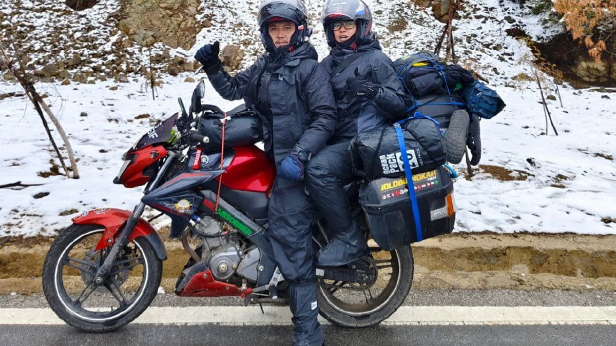 MOHD Rahmat dan isterinya ketika melalui laluan Lhasa-Tibet sebelum isterinya mendapat gejala Sindrom Akut Gunung (AMS) akibat kekurangan oksigen. FOTO Ihsan Mohd Rahmat
