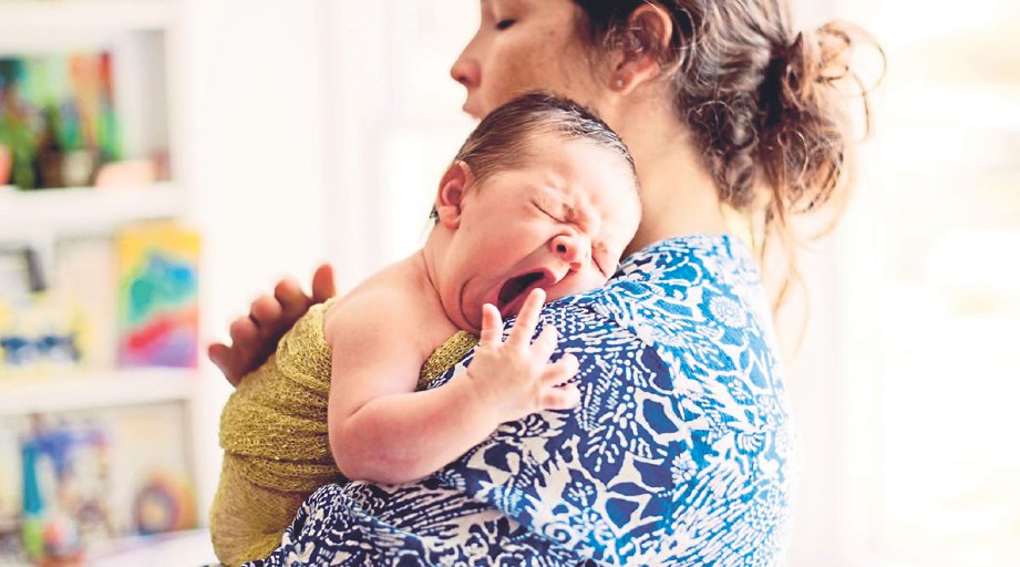 TIDUR yang cukup membantu perkembangan serta kecerdasan IQ kanak-kanak dan bayi.