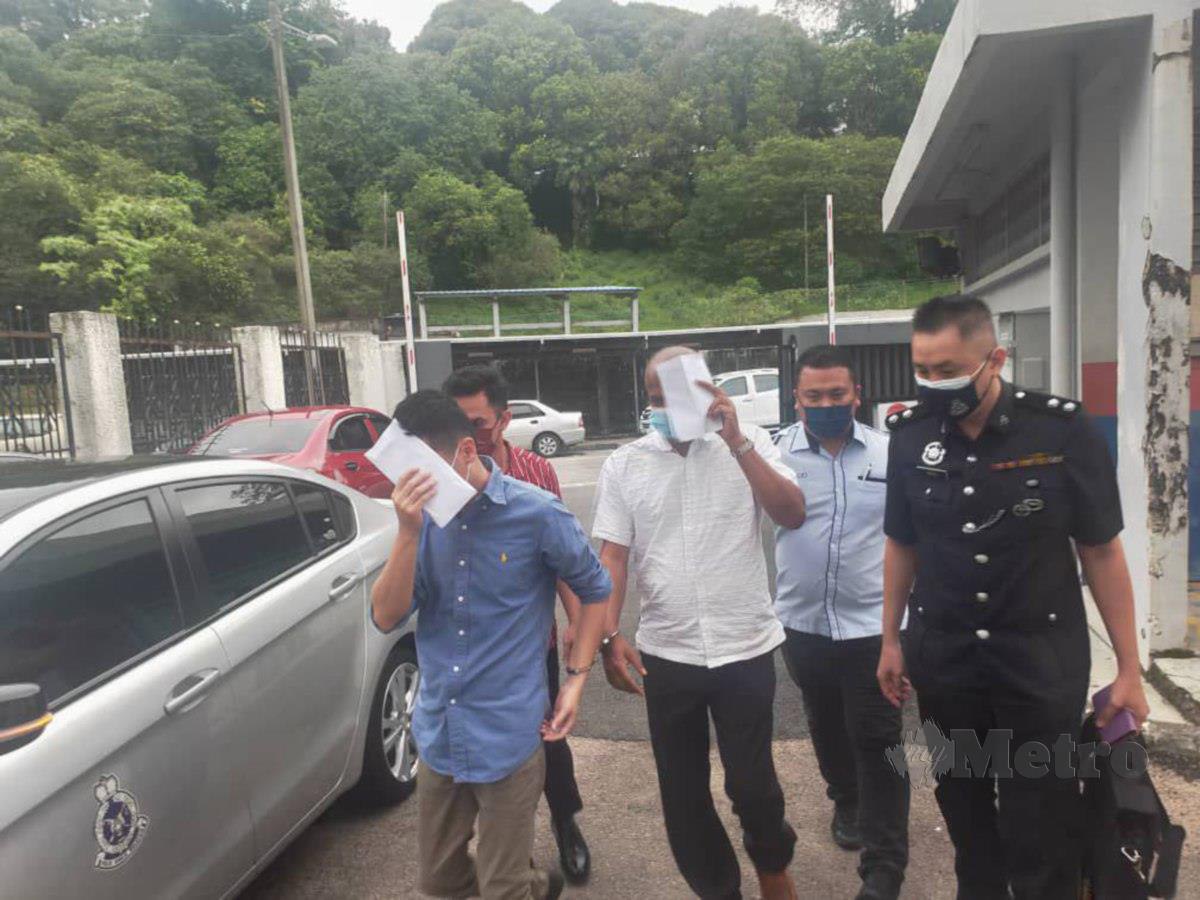 TECK Loke (baju biru), Shah Effendy (baju merah) dan Sellathurai (baju putih) dihadapkan ke Mahkamah Majistret di sini, atas tuduhan menipu ahli perniagaan. FOTO Izz Laily Hussein