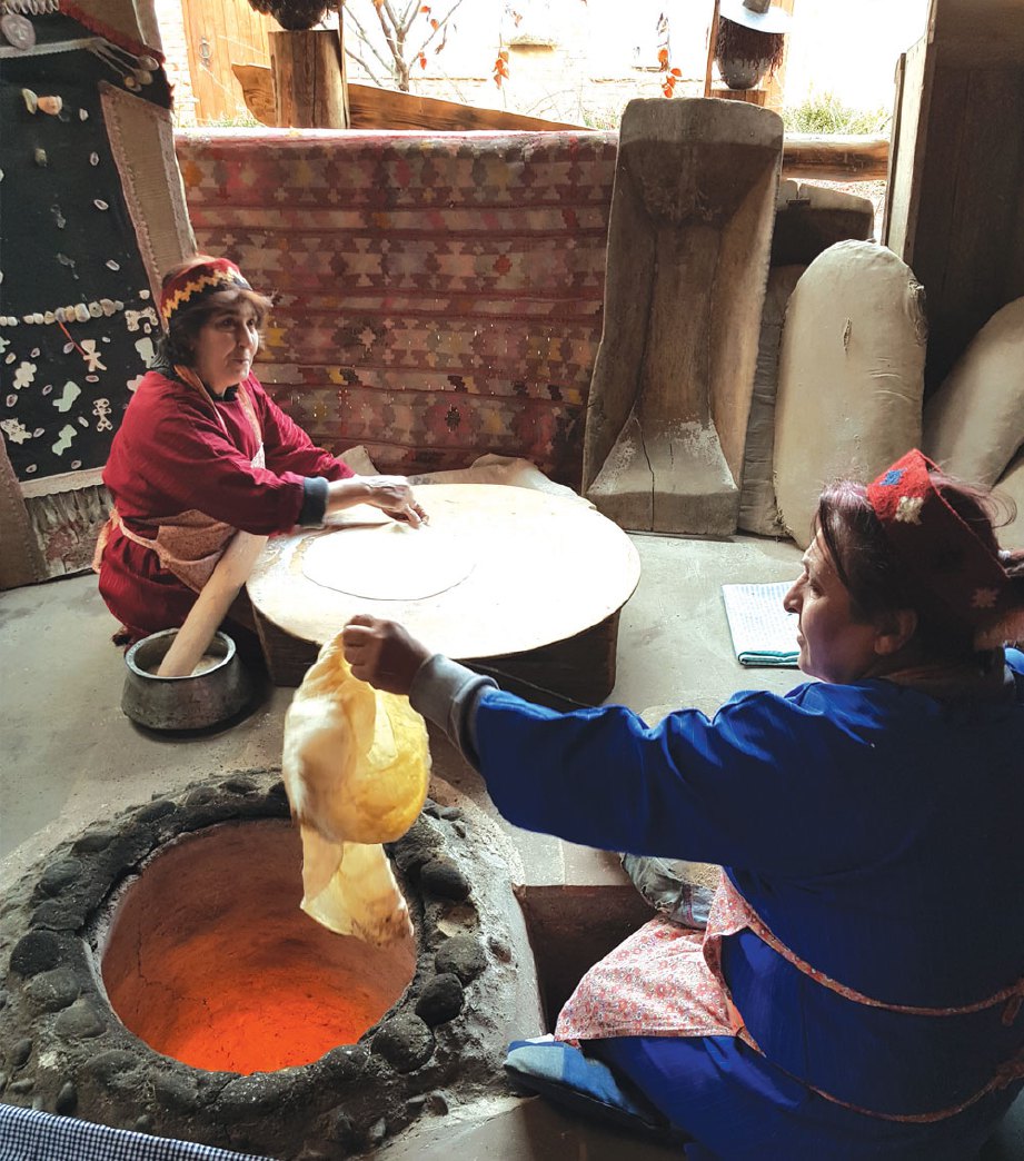 KAEDAH bakar roti tradisional yang masih diamalkan di Armenia.