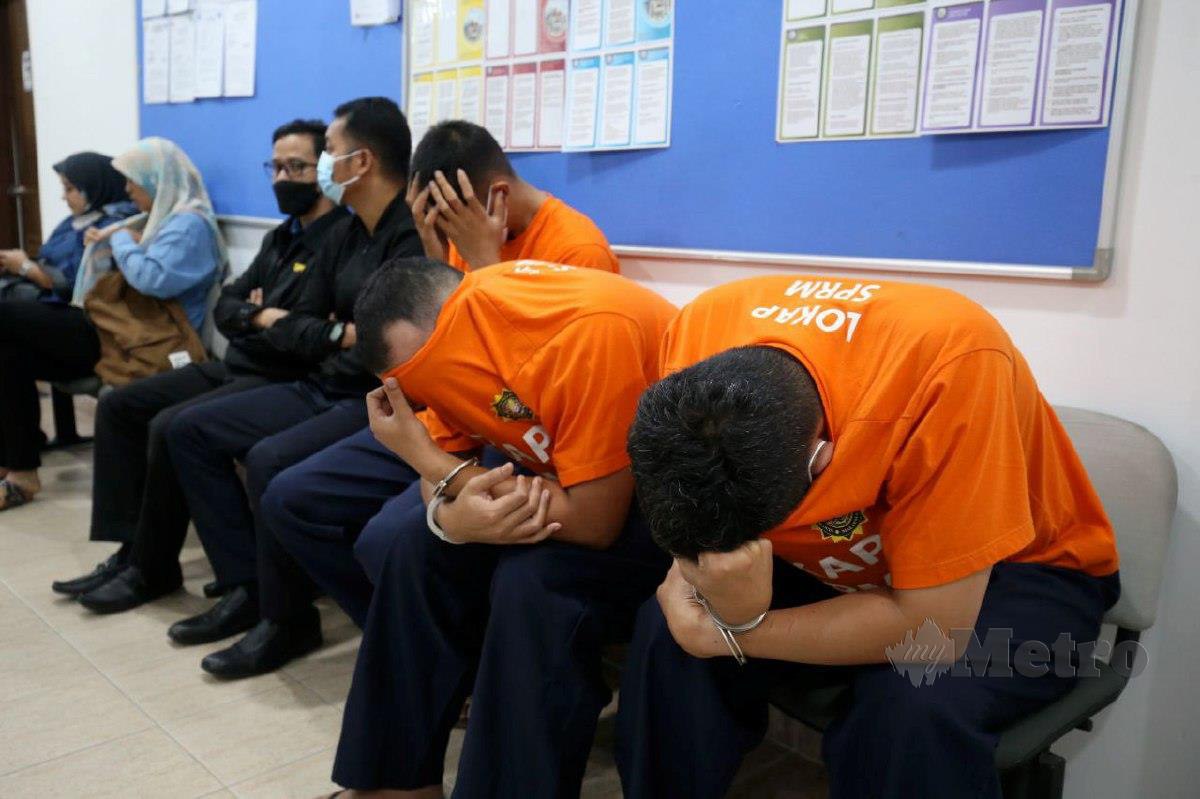 Tiga anggota polis ditahan reman Suruhanjaya Pencegahan Rasuah Malaysia (SPRM) selama tiga hari bermula hari ini di Mahkamah Majistret disyaki menerima rasuah berjumlah RM3,000 baru-baru ini. FOTO MIKAIL ONG