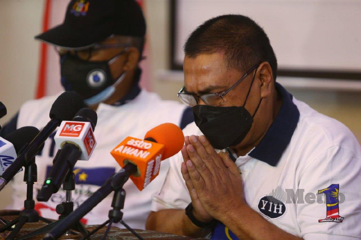 NOR Azman menangis ketika meluahkan perasaan pada sidang media penjelasan mengenai kemelut politik Melaka. Turut serta, Idris. FOTO Syafeeq Ahmad