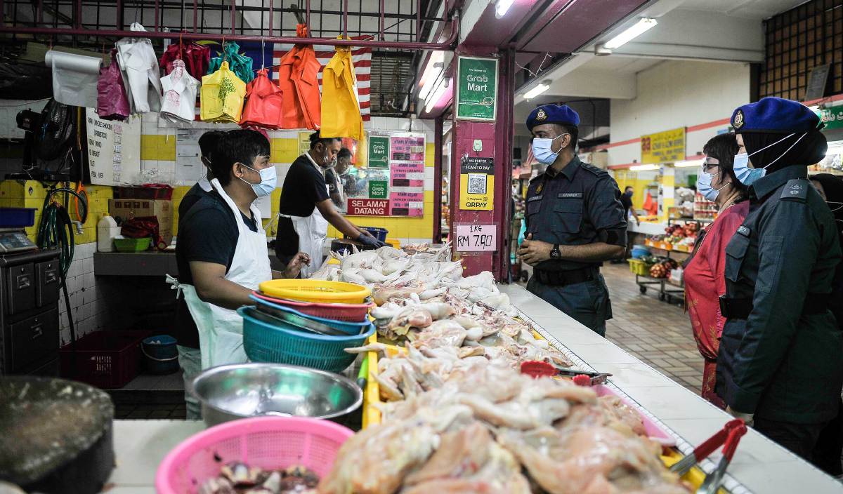 ZUBIR (tiga,kanan) memeriksa harga ayam standard pada pelaksanaan Skim Harga Maksimum Musim Perayaan Hari Raya Puasa 2021 di Pasar Awam Besar Taman Tun Dr Ismail. FOTO BERNAMA