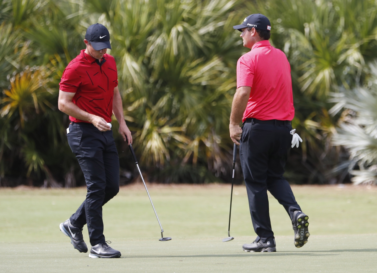 McIIROY (kiri) dan Reed memakai baju merah dan berseluar hitam sebagai tanda sokongan kepada Woods. FOTO AFP 