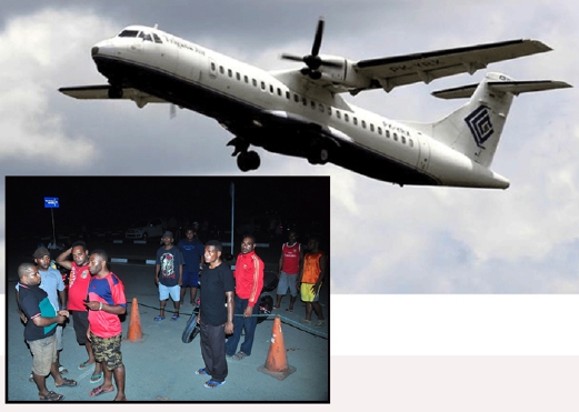 Gambar Fail pesawat Trigana berlepas dari Tengah Borneo, Indonesia (Fotp EFE/EPA/ Reuters) manakala gambar kecil, anggota keluarga penumpang pesawat berkumpul di Lapangan Terbang Jayapura, Papua, menunggu berita (gambar AFP)