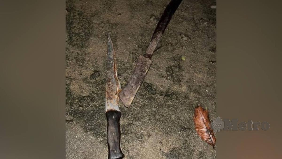 DUA pisau yang disyaki digunakan untuk menikam lelaki warga Myanmar sehingga maut. FOTO Ihsan Polis