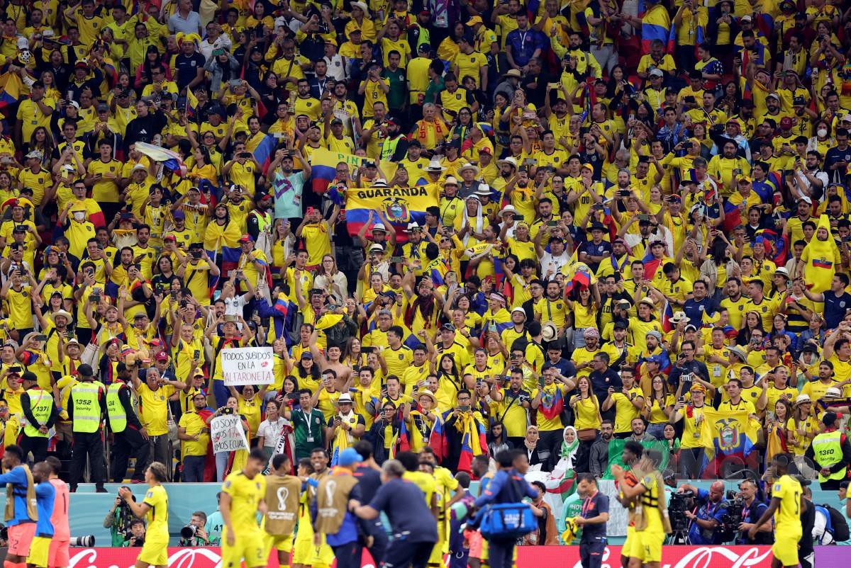 PENYOKONG Ecuador memenuhi stadium untuk menyaksikan perlawanan pembukaan bertemu tuan rumah, Qatar. FOTO EPA