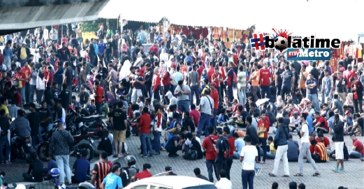 Suasana di perkarangan stadium yang dibanjiri ribuan penyokong Red Giants bagi mendapatkan tiket perlawanan akhir Piala Malaysia 2015 menentang Kedah di Stadium Shah Alam. Foto SHAHIMAN SHARIP