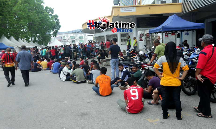 Penyokong Pahang beratur seawal 7 pagi di kaunter jualan tiket Stadium Darul Makmur. FOTO Zulkepli Osman