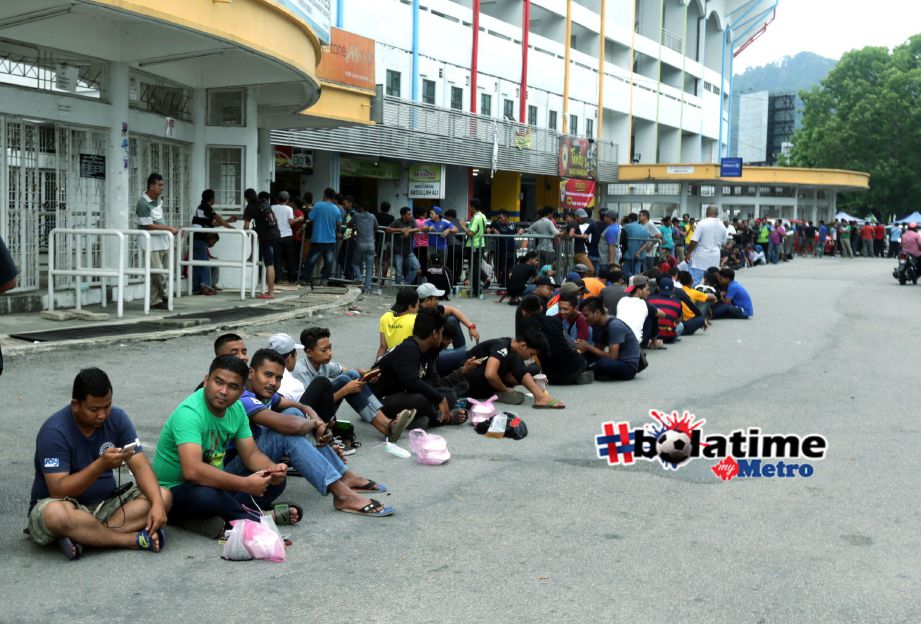 Penyokong Pahang sanggup menunggu sejak awal pagi untuk mendapatkan tiket. FOTO Zulkepli Osman